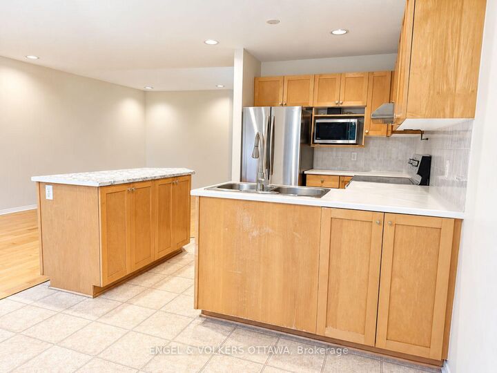 Property Photo:  124 Landover Crescent  ON K2M 2W2 