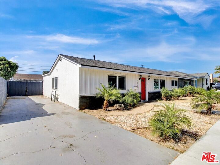 Property Photo: 5518 W 117th St CA 90304