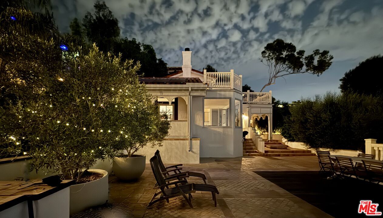 Property Photo: 2002 Hillcrest Rd CA 90068