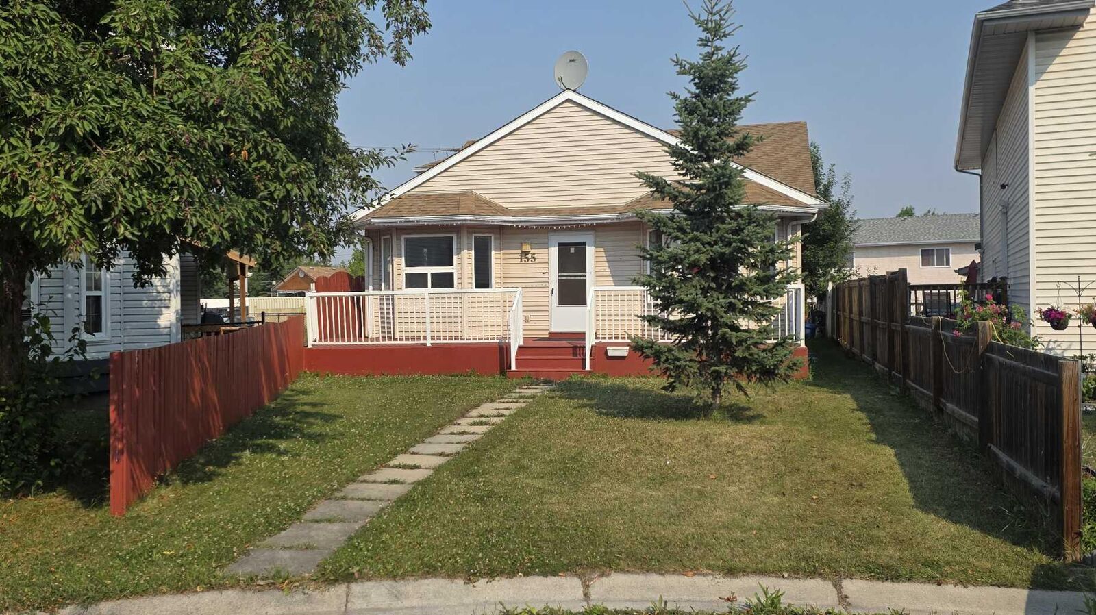 Property Photo:  155 Applefield Close SE  AB T2A 7P9 