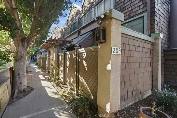 Property Photo:  209 S Oakland  CA 91101 