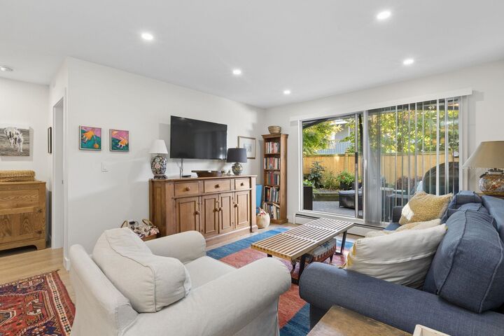 Property Photo: 809 W 16th Street 107 BC V7P 1R2