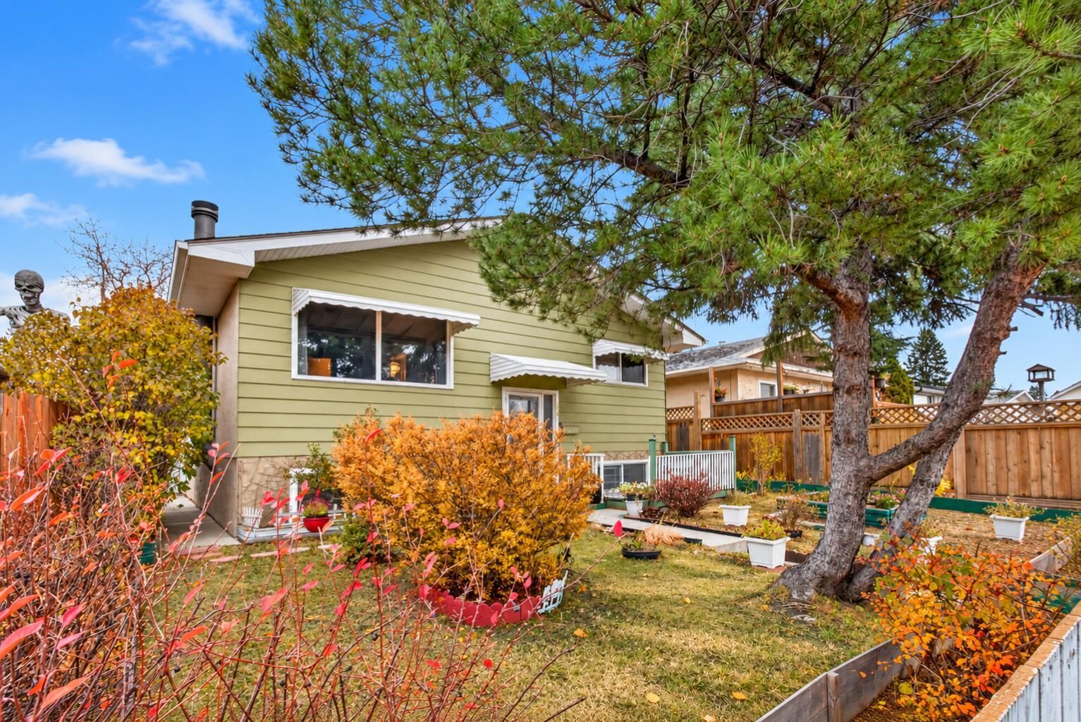 Property Photo:  3620 Dover Ridge Drive SE  AB T2B 2B4 
