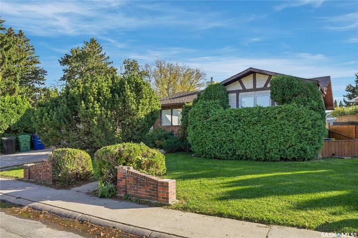 Property Photo:  427 Poth Way  SK S7M 4V8 