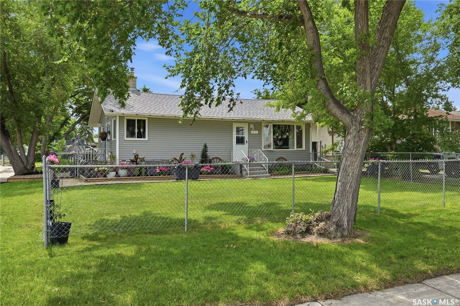 Property Photo:  1237 10th Avenue E  SK S4N 0J4 