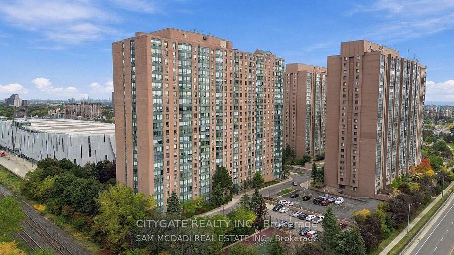 Property Photo:  135 Hillcrest Avenue 1111  ON L5B 4B1 
