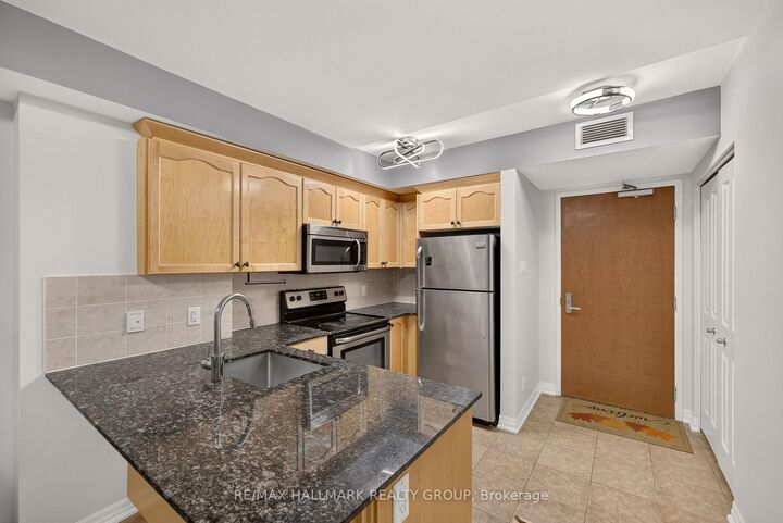Property Photo:  242 Rideau Street 506  ON K1N 0B7 