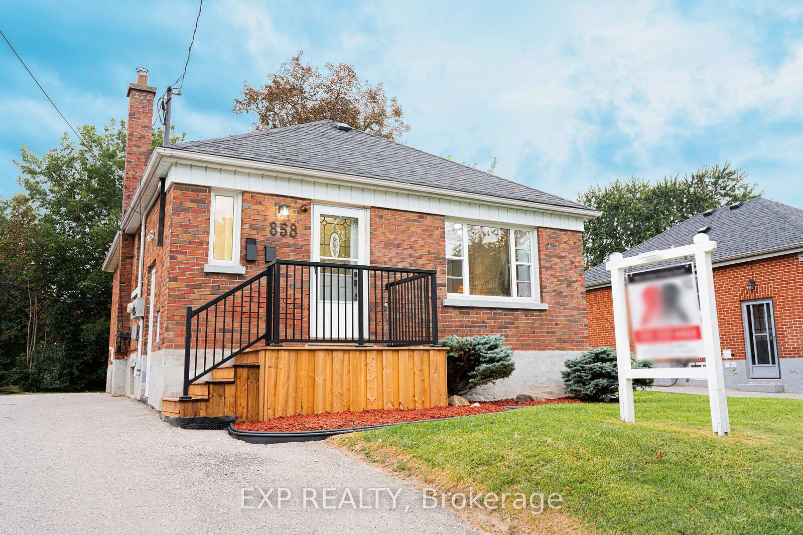Property Photo:  858 Grierson Street  ON L1G 5J9 