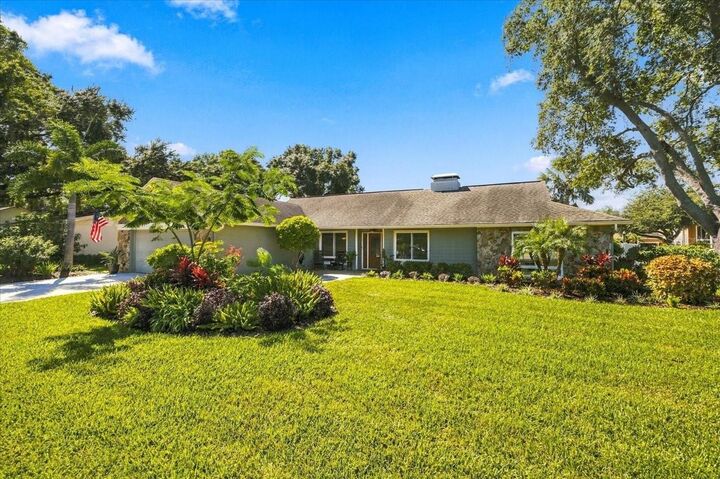 Property Photo: 13810 Lake Village Place FL 33618