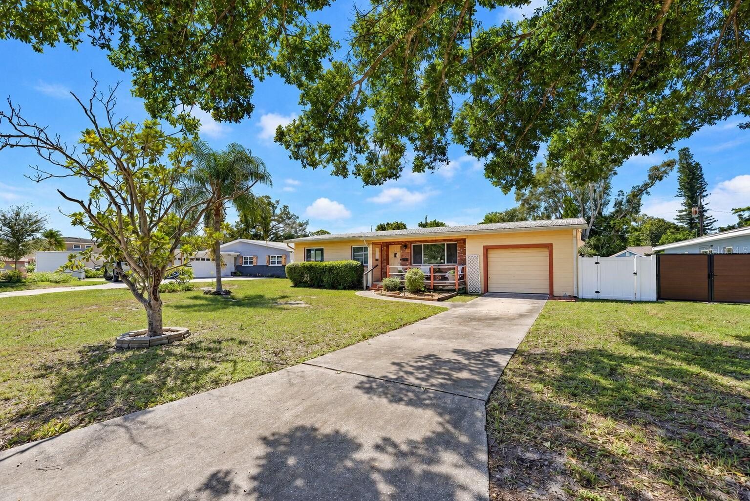 Property Photo:  4201 Narvarez Way S  FL 33712 