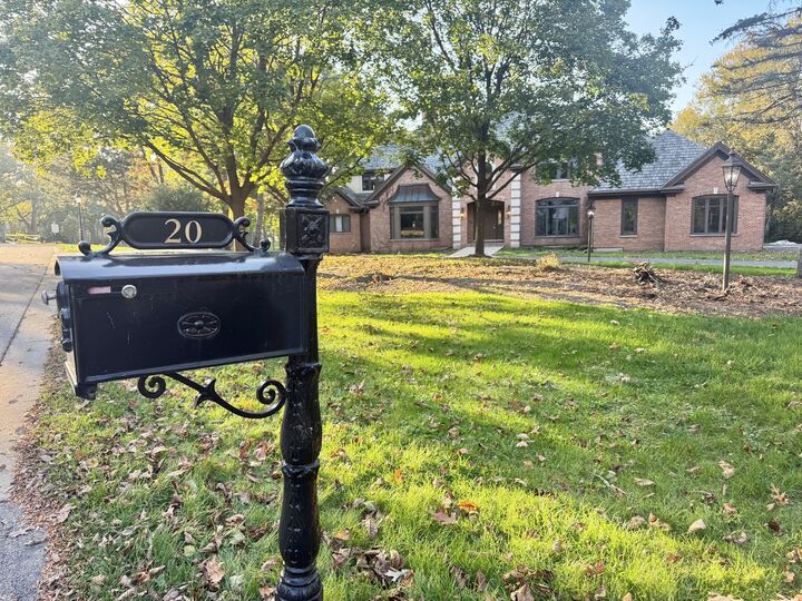 Property Photo: 20 Hidden Brook Drive IL 60010