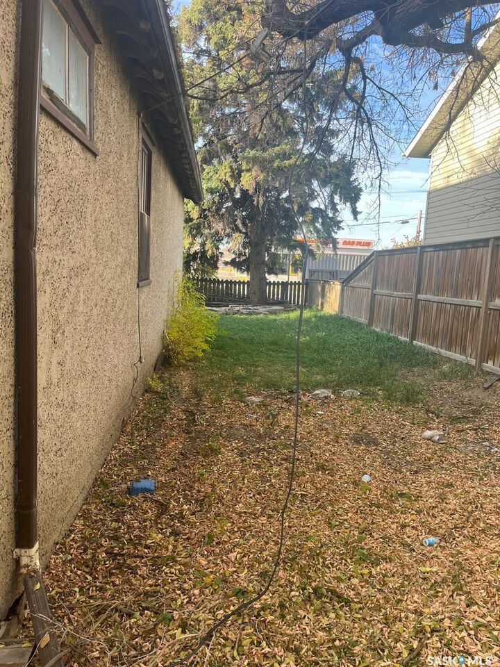 Property Photo:  902 Gray Avenue  SK S7N 2J5 