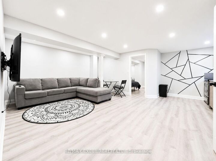 Property Photo:  45 Pineneedle Drive 1  ON L4G 4Y6 