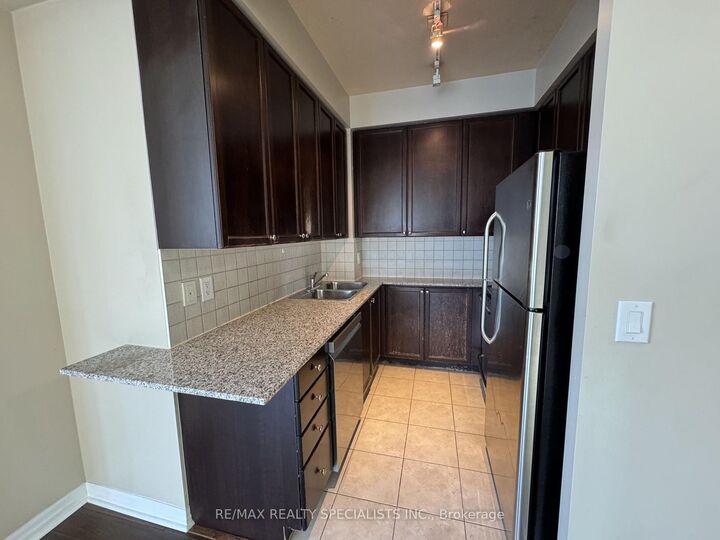Property Photo:  225 Webb Drive 2302  ON L5B 4P2 