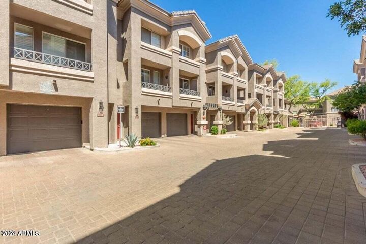 Property Photo: 4455 E Paradise Village Parkway S Apt 1098 AZ 85032