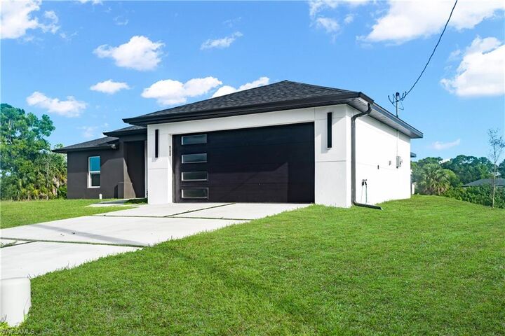 Property Photo:  335 NE 31st St  FL 33909 