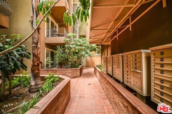 Property Photo: 917 S New Hampshire Ave, Unit 204 CA 90006