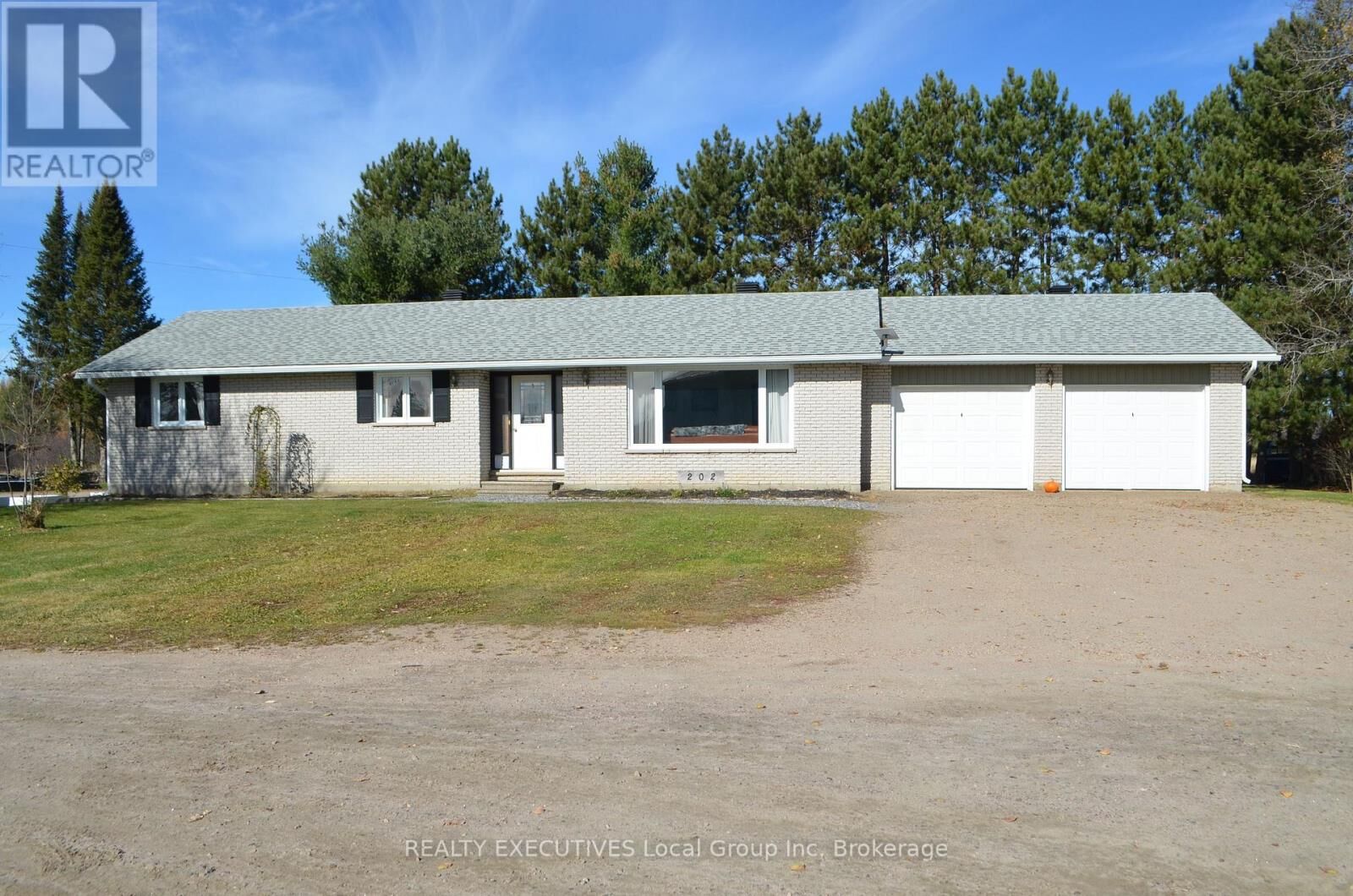 Property Photo:  202 East Young Street East  ON P0H 2L0 