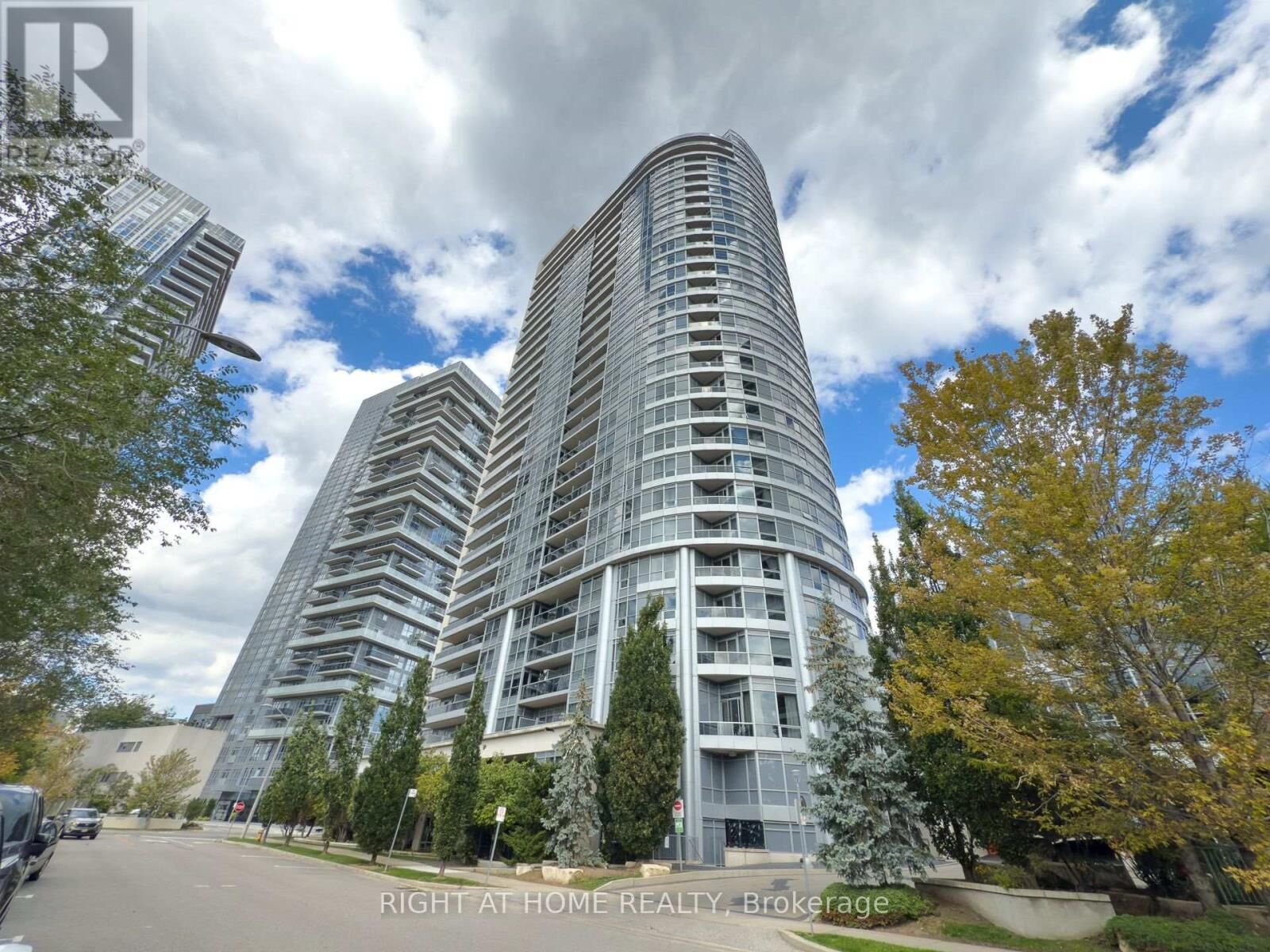 Property Photo: 181 Village Green Square 1419 ON M1S 0K6
