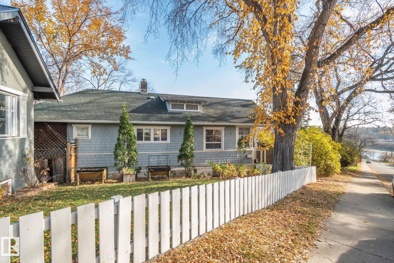 Property Photo:  9360 Cameron Avenue NW  AB T5H 3R6 