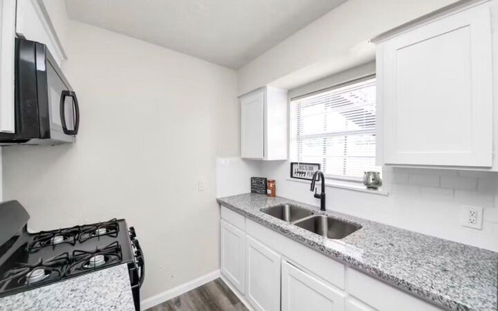 Property Photo: 2110 Melbourne Street 12 TX 77026
