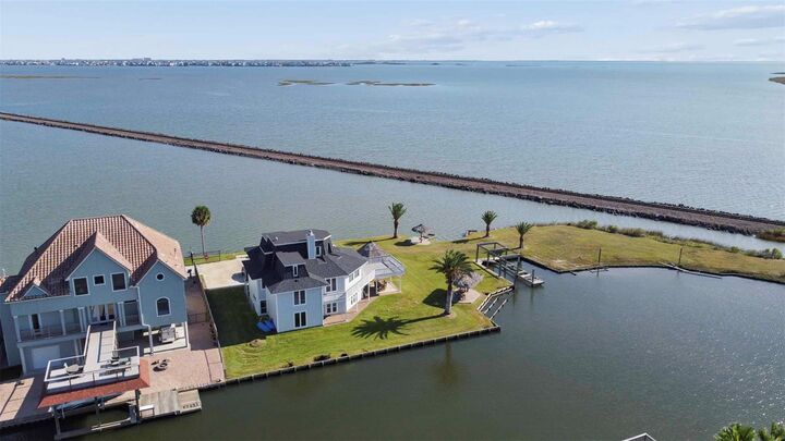 Property Photo: 1318 Blue Heron Street TX 77563