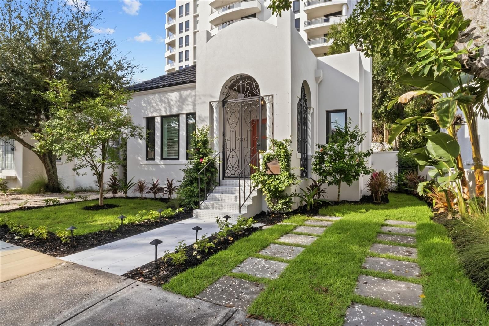 Property Photo:  410 Burns Court  FL 34236 