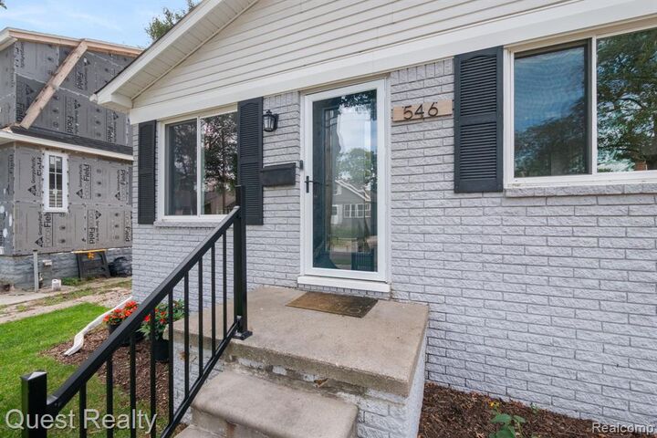 Property Photo:  546 E Drayton Street  MI 48220 1329 