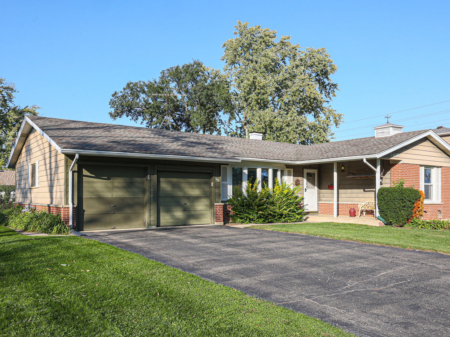 Property Photo: 660 Magnolia Lane IL 60007
