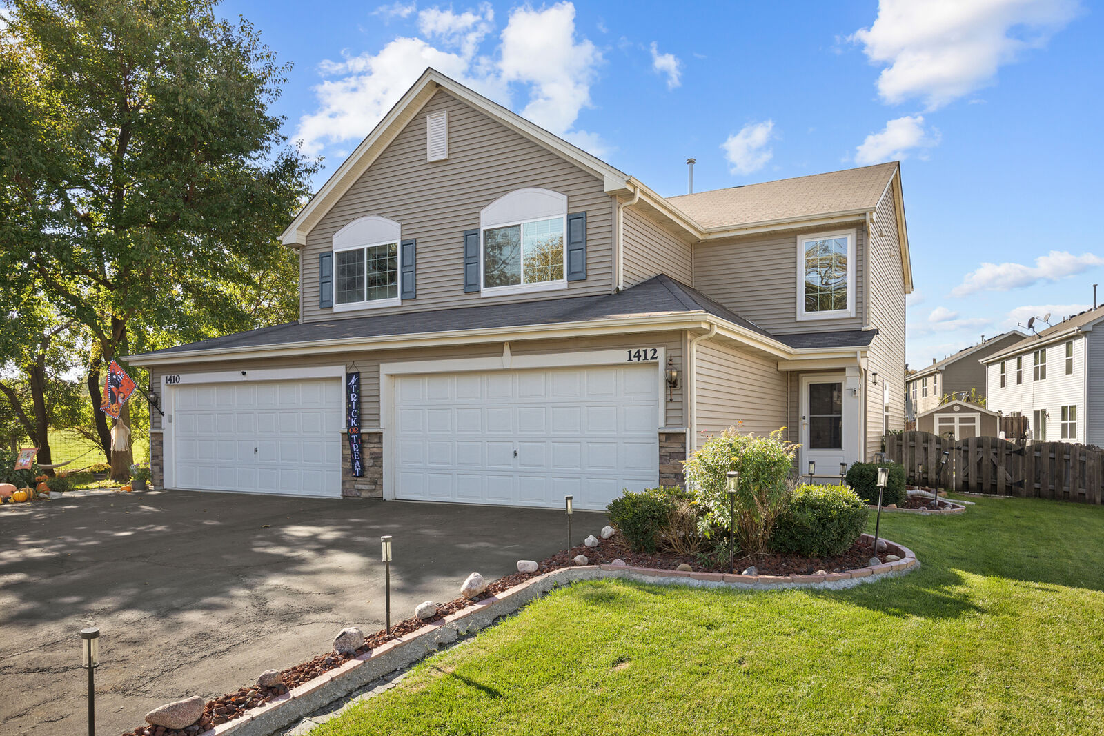 Property Photo: 1412 Carlisle Lane IL 60140