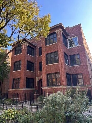 Property Photo:  933 W Ainslie Street 3E  IL 60640 