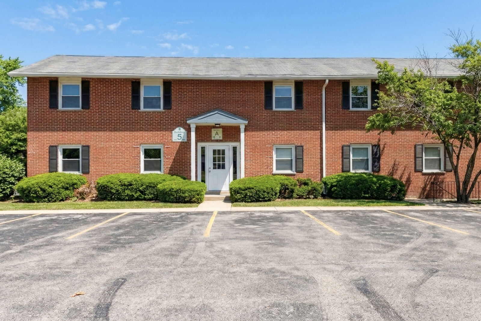 Property Photo: 15 Arrowhead Drive 24 IL 60102