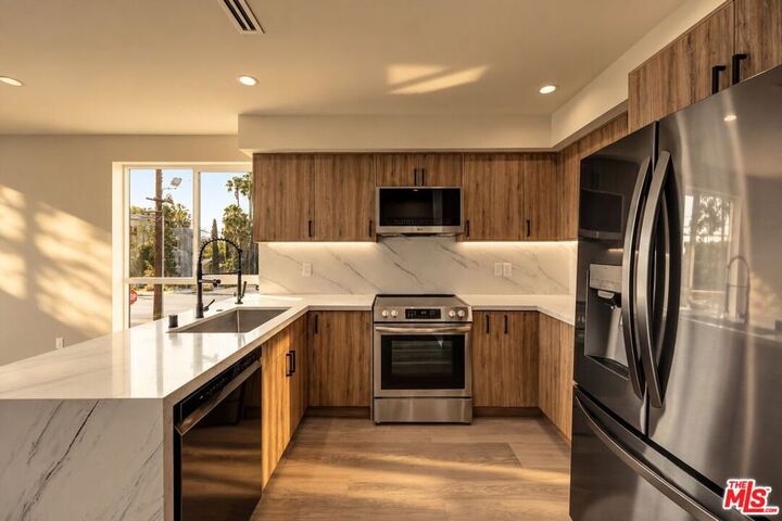 Property Photo:  1307 N Sycamore Avenue  CA 90028 
