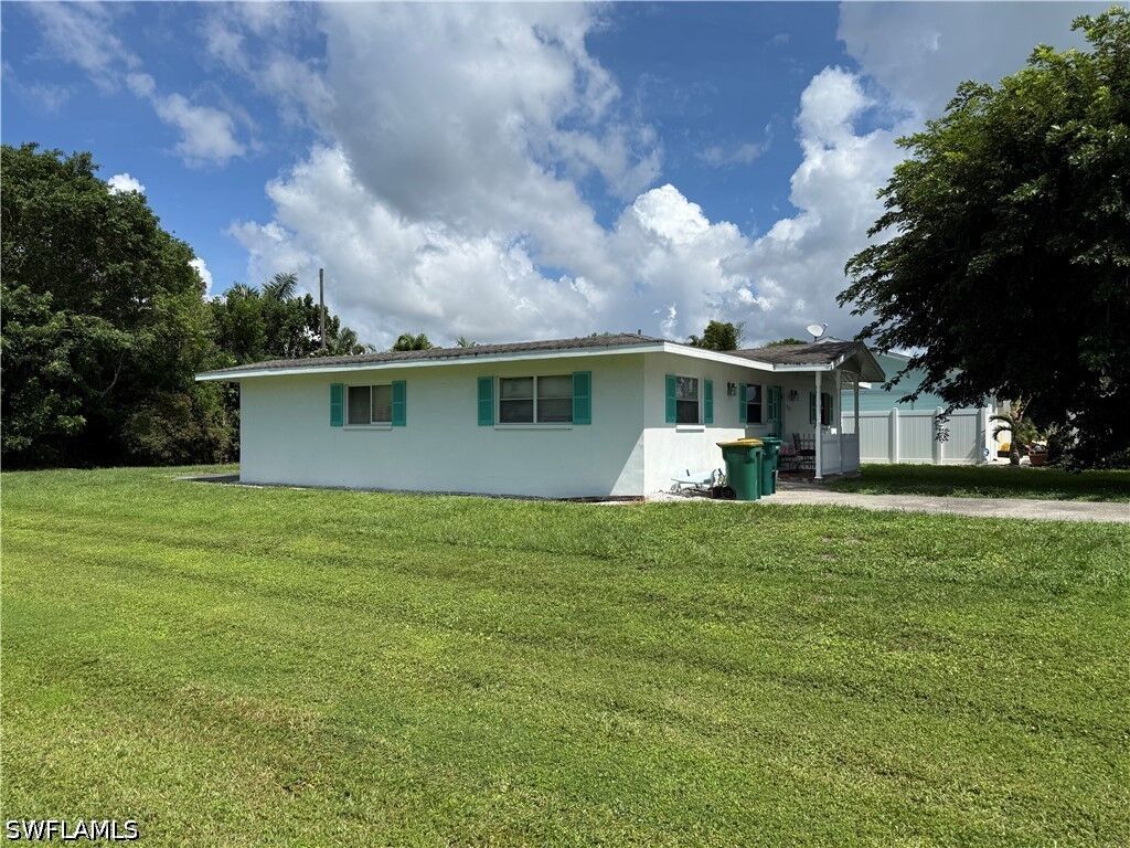 Property Photo:  801 95th Avenue N  FL 34108 