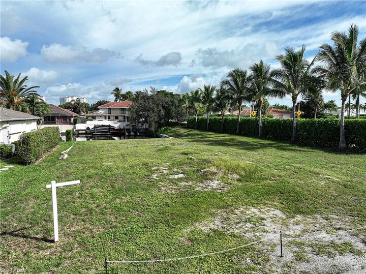 Property Photo: 489 Heron Ave FL 34108
