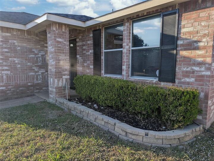 Property Photo: 1105 Schenectady Road TX 76017