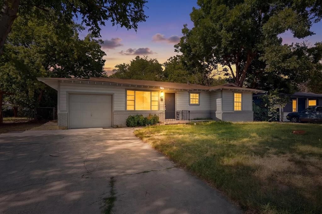 Property Photo:  5573 Burton Avenue  TX 76119 