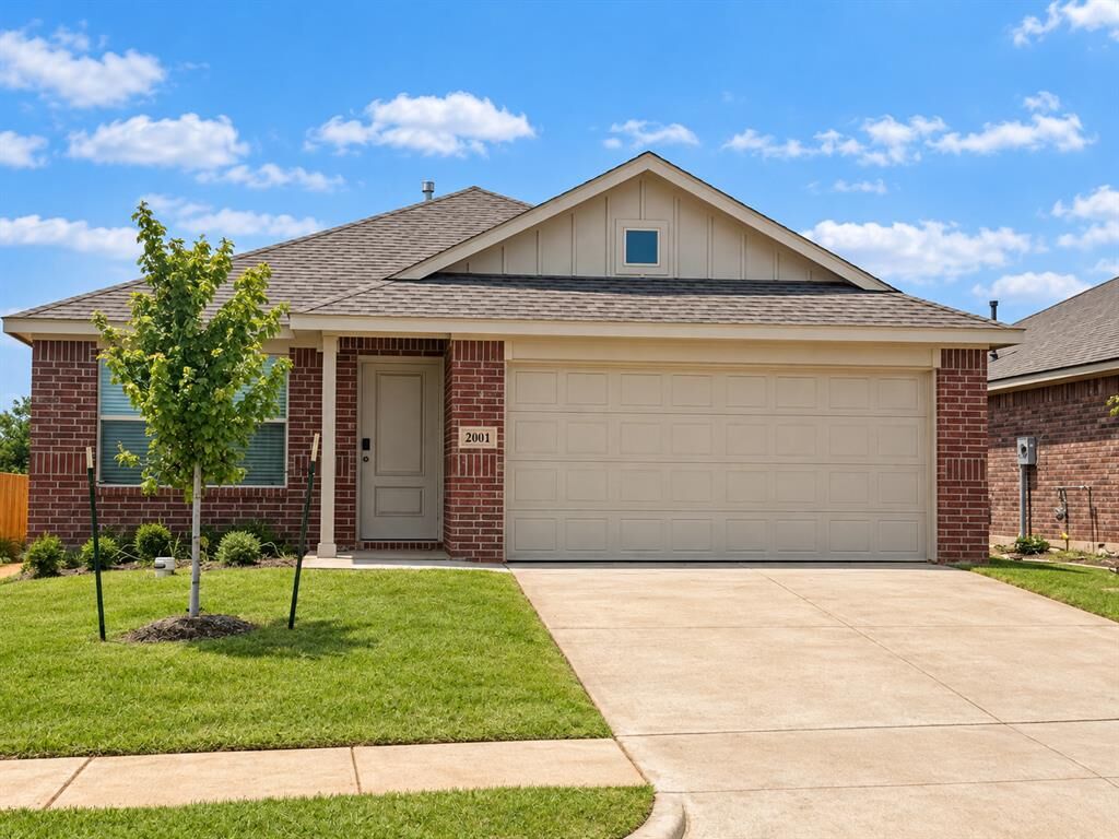Property Photo: 2001 Chestnut Oak Court OK 73128