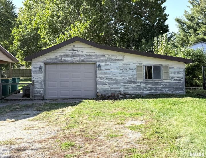 Property Photo: 1444 Maple Avenue IL 61401