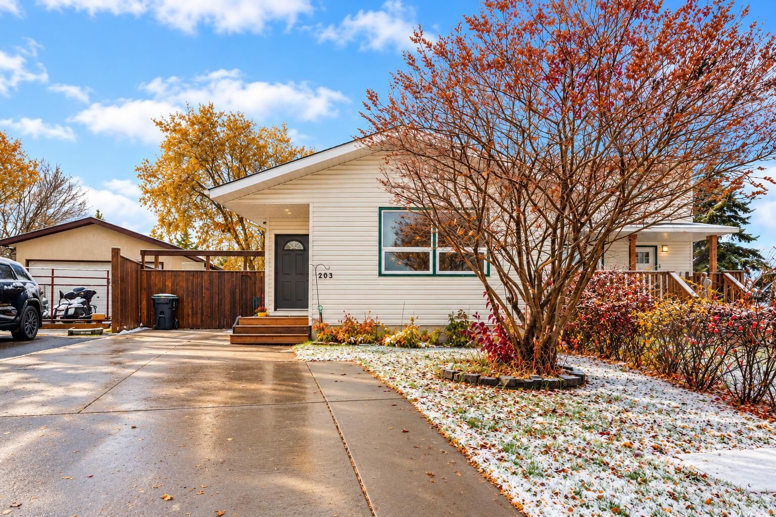 Property Photo: 203 Cochrane Crescent AB T9K 1H1