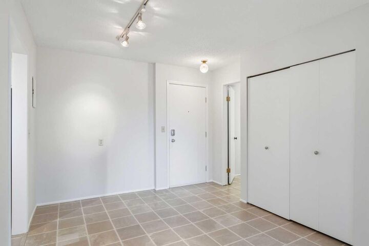 Property Photo:  3747 42 Street NW 402  AB T3A 2W4 