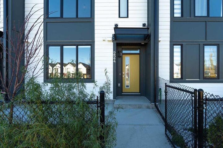 Property Photo:  224 South Point Greenway SW  AB T4B 5J3 