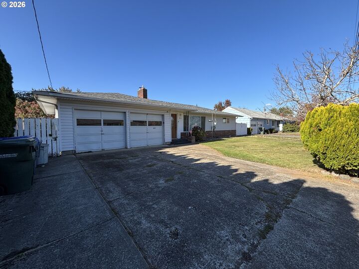 Property Photo: 805 Tierra Dr NE OR 97301