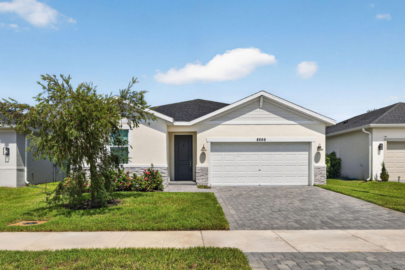Property Photo:  8666 Dahlia Circle  FL 34986 