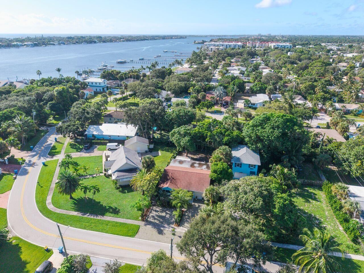 Property Photo:  545 S Lake Drive  FL 33462 