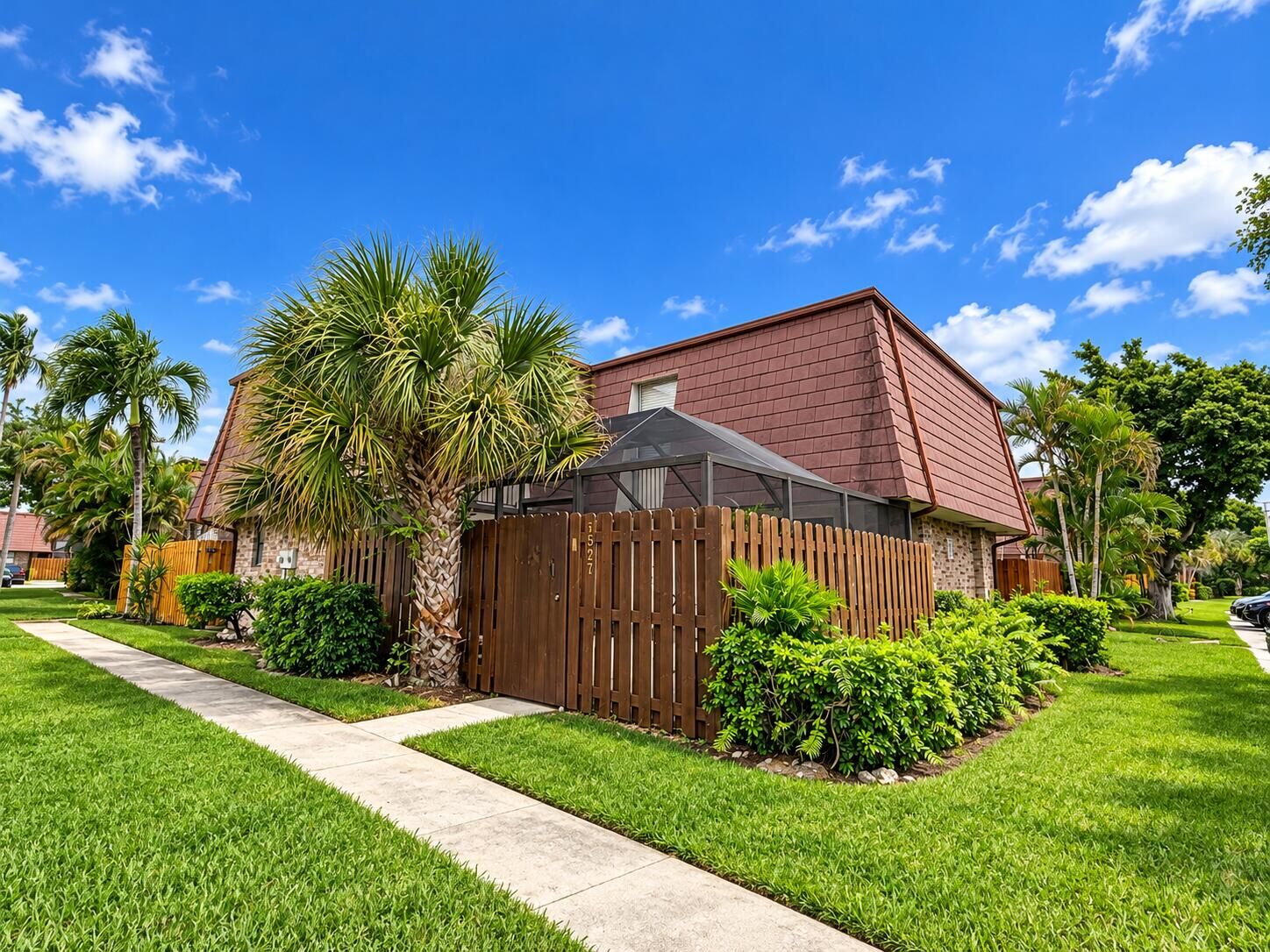 Property Photo:  7527 Courtyard Run E  FL 33433 