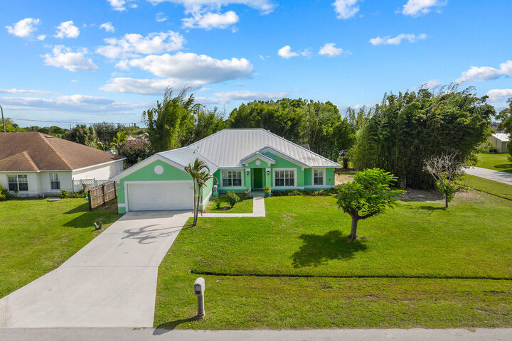 Property Photo:  2001 SE Dranson Circle  FL 34952 