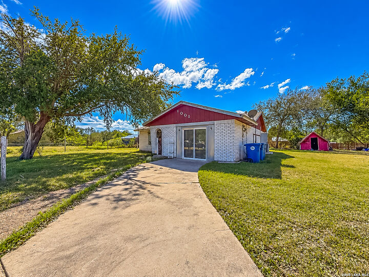 Property Photo: 1001 N Avenue B TX 78102