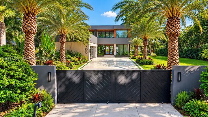 Property Photo:  700 SW 12th Ave  FL 33312 