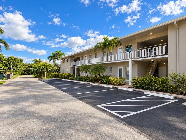 Property Photo: 410 NE 17th Ave 203 FL 33435